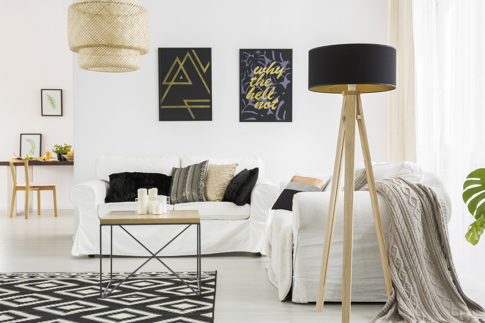 Trendy,Living,Room,With,White,Sofa,,Black,Lamp,And,Table