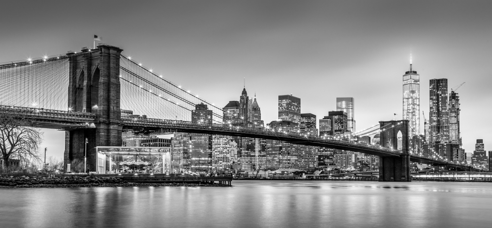 Brooklyn,Bridge,And,New,York,City,Manhattan,Downtown,Skyline,At