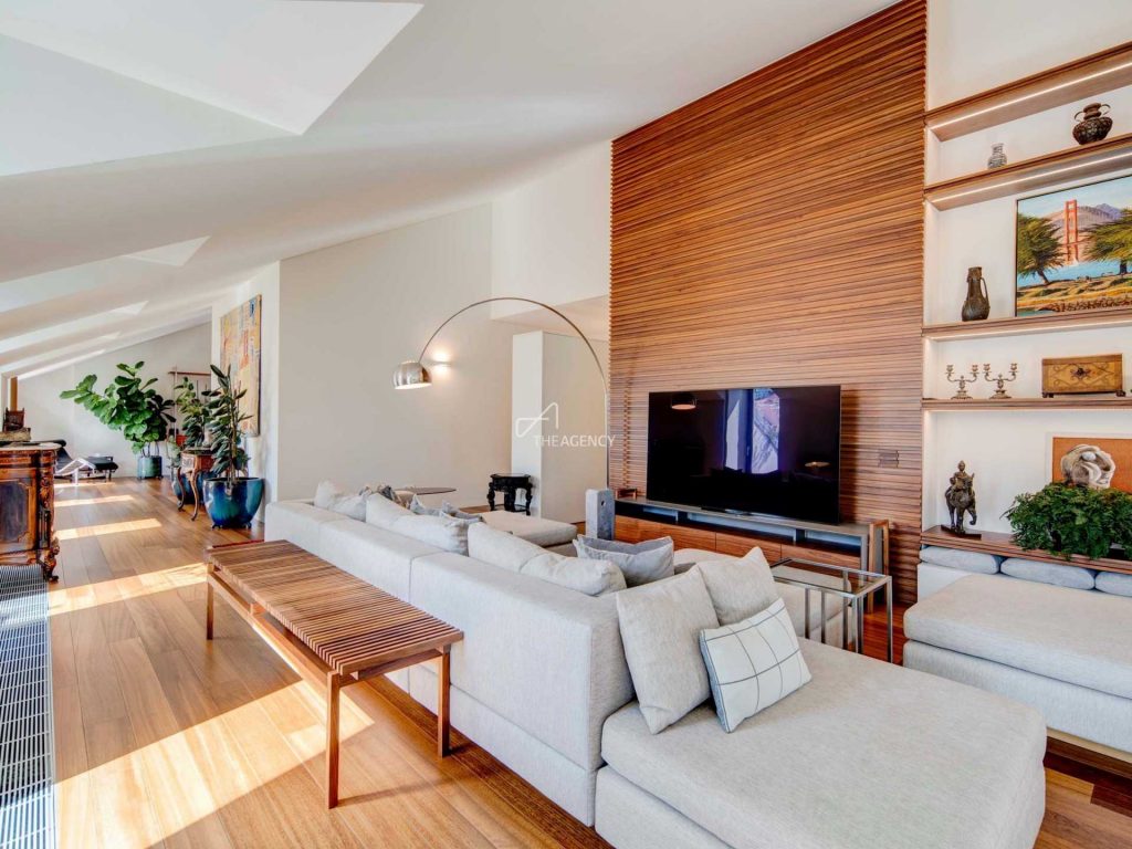 This penthouse offers luxurious comfort, refinement and tranquility in the center of Lisbon’s Santo Antonio district.