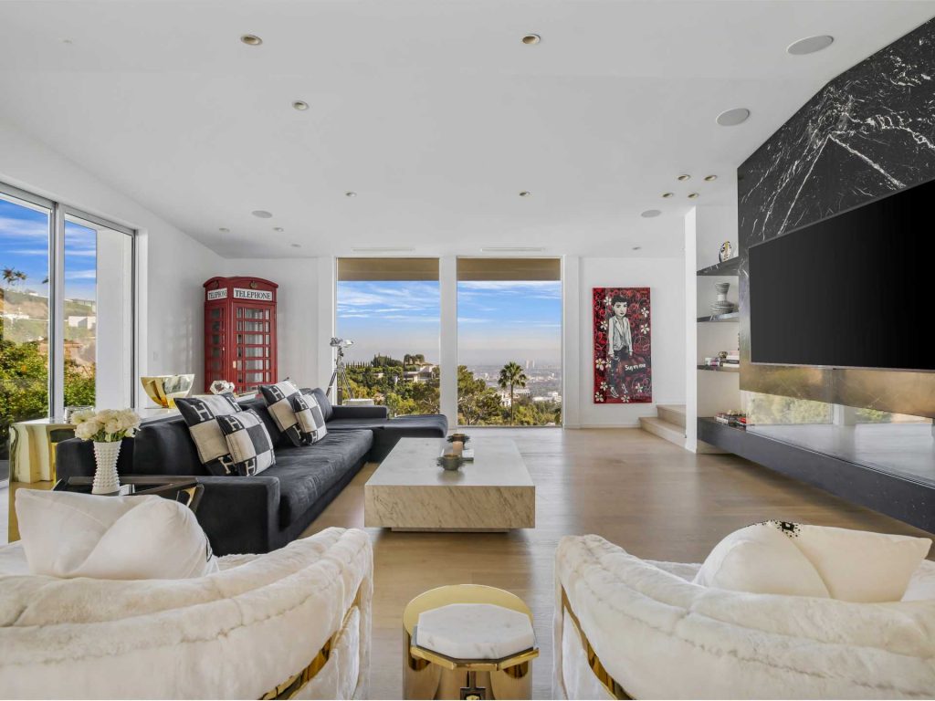 Bold yet timeless, 1654 N. Doheny Drive is an architectural work of art that captivates and inspires. 