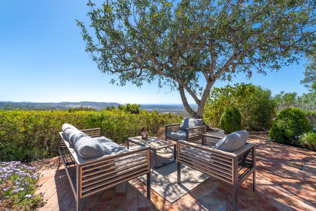 Tradition meets modernity in this perfectly private property, located a five-minute drive from the city of Loule.