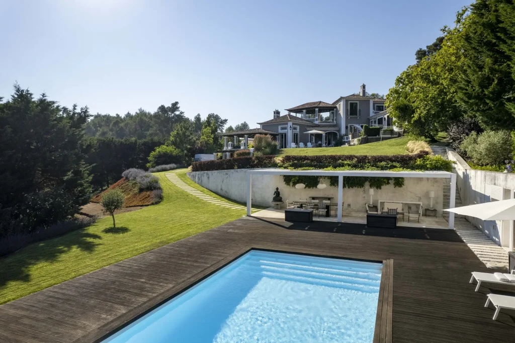 Set in the Natural Park of Serra de Sintra, this gorgeous villa is surrounded by stunning views of the mountains and the Palaces of Pena, Seteais, Monserrate and a Moorish castle.